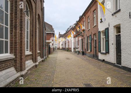 Vue sur la rue historique de Begijnenhofstraat dans la ville de Sittard province de Limbourg, Pays-Bas. Banque D'Images