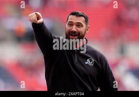 Matty Smith, entraîneur-chef de St Helens, célèbre la finale de la Betfred Women's Challenge Cup au stade de Wembley, à Londres. Date de la photo : samedi 8 juin 2024. Banque D'Images