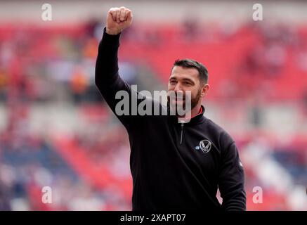 Matty Smith, entraîneur-chef de St Helens, célèbre la finale de la Betfred Women's Challenge Cup au stade de Wembley, à Londres. Date de la photo : samedi 8 juin 2024. Banque D'Images