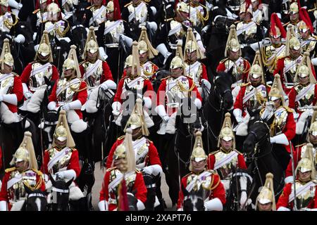 Horse Guards Parade Londres, Royaume-Uni. 8 juin 2024. La revue du colonel du Trooping of the Colour pour la parade d’anniversaire du roi a lieu. Cette répétition officielle de la parade de cérémonie d'État est la dernière revue officielle en uniforme complet des troupes et des chevaux avant de défiler pour la parade officielle d'anniversaire de SM le Roi le 15 juin. Les soldats sont inspectés par le lieutenant-général Sir James Bucknall KCB CBE qui reçoit le salut, en remplacement de Catherine, princesse de Galles. Crédit : Malcolm Park/Alamy Live News Banque D'Images