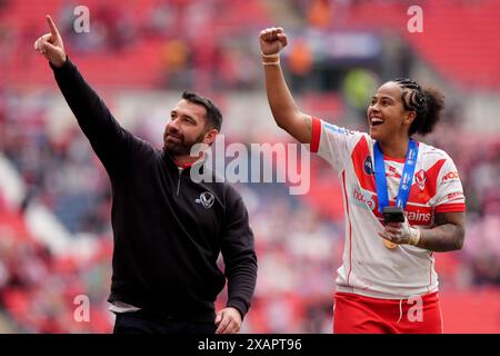 L'entraîneur-chef de St Helens Matty Smith (à gauche) et Chantelle Crowl de St Helens célèbrent la finale de la Betfred Women's Challenge Cup au stade de Wembley, à Londres. Date de la photo : samedi 8 juin 2024. Banque D'Images