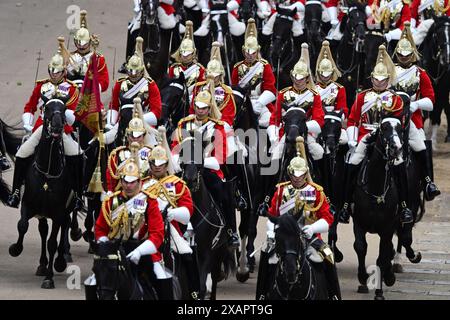 Horse Guards Parade Londres, Royaume-Uni. 8 juin 2024. La revue du colonel du Trooping of the Colour pour la parade d’anniversaire du roi a lieu. Cette répétition officielle de la parade de cérémonie d'État est la dernière revue officielle en uniforme complet des troupes et des chevaux avant de défiler pour la parade officielle d'anniversaire de SM le Roi le 15 juin. Les soldats sont inspectés par le lieutenant-général Sir James Bucknall KCB CBE qui reçoit le salut, en remplacement de Catherine, princesse de Galles. Crédit : Malcolm Park/Alamy Live News Banque D'Images