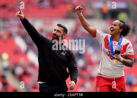 L'entraîneur-chef de St Helens Matty Smith (à gauche) et Chantelle Crowl de St Helens célèbrent la finale de la Betfred Women's Challenge Cup au stade de Wembley, à Londres. Date de la photo : samedi 8 juin 2024. Banque D'Images