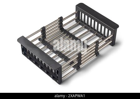 cuisine en acier inoxydable au-dessus de l'évier séchoir fond blanc isolé, panier de vidange rétractable avec accoudoir réglable, couverts et cuisine Banque D'Images