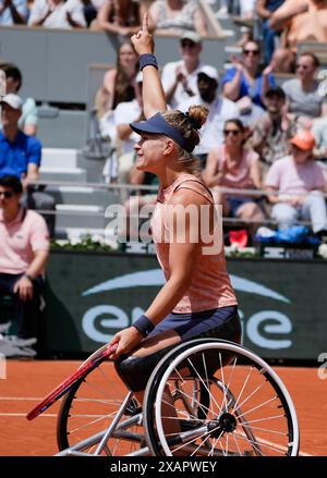 Paris, France. 8 juin 2024. Diede de Groot célèbre après avoir remporté la finale féminine en simple en fauteuil roulant entre Zhu Zhenzhen, de Chine, et Diede de Groot, des pays-Bas, lors de l'Open de France à Roland Garros, à Paris, le 8 juin 2024. Crédit : Gao Jing/Xinhua/Alamy Live News Banque D'Images