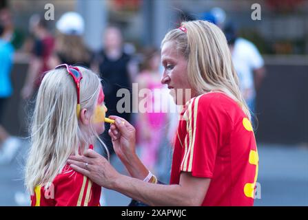 Vienne, Autriche. 23 juin 2008. Le 13e Championnat d'Europe de football (officiellement UEFA EURO 2008) s'est tenu du 7 au 29 juin 2008 en Autriche et en Suisse. Vue publique à Vienne sur la Rathausplatz avec des supporters de l'équipe nationale espagnole Banque D'Images