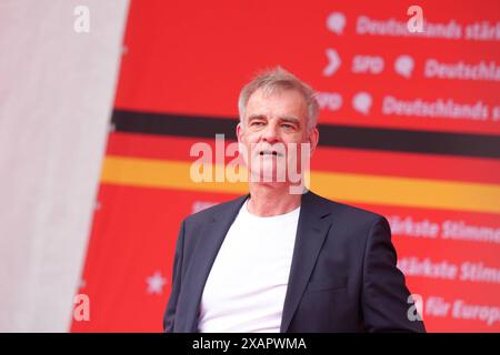 SPD Abschlusskundgebung zur Europawahl in Duisburg Schauspieler Heinrich Schafmeister auf der Buehne beim Abschluss des Europawahlkampf der SPD , Duisburg, 08.06.2024 Duisburg Nordrhein-Westfalen Deutschland *** rassemblement de clôture du SPD pour les élections européennes à Duisburg acteur Heinrich Schafmeister sur scène à la fin de la campagne électorale européenne des DPS , Duisburg 08 06 2024 Duisburg Nordrhein Westfalen Allemagne Banque D'Images