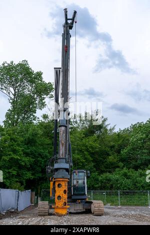 caterpillar lourd avec équipement de forage et de vérin de grande hauteur. Jour nuageux couvert. Banque D'Images