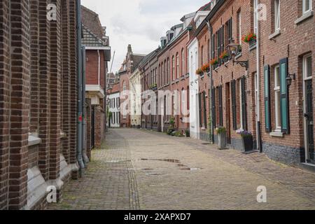 Vue sur la rue historique de Begijnenhofstraat dans la ville de Sittard province de Limbourg, Pays-Bas. Banque D'Images
