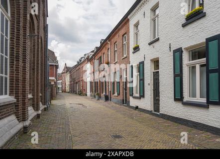 Vue sur la rue historique de Begijnenhofstraat dans la ville de Sittard province de Limbourg, Pays-Bas. Banque D'Images