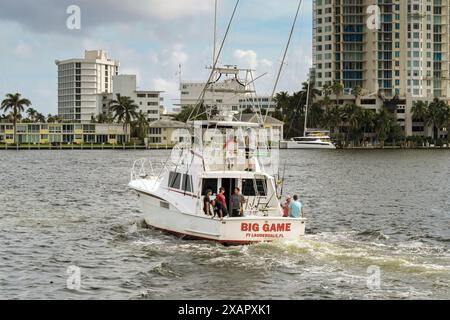 Fort Lauderdale, Floride, États-Unis - 2 décembre 2023 : bateau de pêche en mer sur l'un des canaux de Fort Lauderdale Banque D'Images