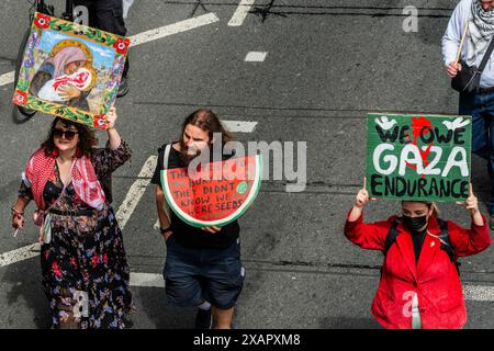 Londres, Royaume-Uni. 8 juin 2024. Manifestation nationale et marche pour Gaza de Russell Square à Parliament Square. La manifestation pro-palestinienne appelait également à la fin du génocide, au cessez-le-feu maintenant et à l'arrêt de l'armement d'Israël. La manifestation a été organisée par Stop the War, la Palestine Solidarity Campaign UK et les amis d'Al Aqsa, entre autres. Crédit : Guy Bell/Alamy Live News Banque D'Images