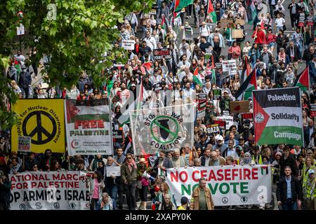 Londres, Royaume-Uni. 8 juin 2024. Des partisans pro-palestiniens dans une manifestation nationale pour Gaza sur le quai marchant de Russell Square à un rassemblement sur la place du Parlement appelant à un cessez-le-feu immédiat, à la fin des ventes d'armes à Israël et à la fin des hostilités à Gaza. . Credit : Stephen Chung / Alamy Live News Banque D'Images