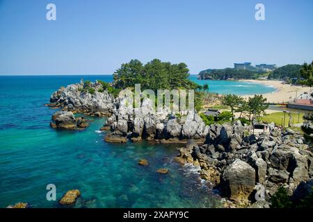 Donghae City, Corée du Sud - 18 mai 2024 : le magnifique paysage côtier de Chuam avec ses affleurements rocheux et ses eaux turquoises, conduisant à une sérénité Banque D'Images