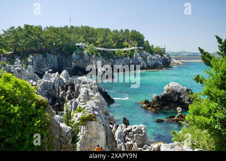 Donghae City, Corée du Sud - 18 mai 2024 : une vue imprenable sur les falaises côtières escarpées et le pont suspendu de Chuam s'étendant au-dessus, avec le turq Banque D'Images