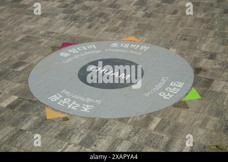 Donghae City, Corée du Sud - 18 mai 2024 : un panneau directionnel sur le trottoir à Chuam, guidant les visiteurs vers diverses attractions, y compris le Swingin Banque D'Images