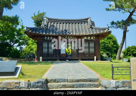 Donghae City, Corée du Sud - 18 mai 2024 : une vue de face du pavillon historique Haeam, présentant l'architecture traditionnelle coréenne entourée de pins Banque D'Images