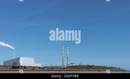 Paysage phoeto de l'incinérateur de Poolbeg par une journée ensoleillée à côté des cheminées de Poolbeg. Banque D'Images