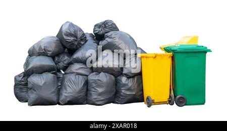 Vue avant de la pile géante de déchets dans un sac en plastique noir avec poubelle en plastique à roulettes ou une boîte est isolée sur fond blanc avec chemin de découpage. Banque D'Images