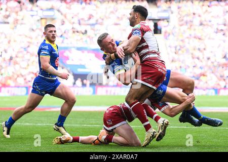 Ben Currie de Warrington Wolves est affronté par Bevan French de Wigan Warriors lors du match final de la Betfred Challenge Cup Warrington Wolves vs Wigan Warriors au stade de Wembley, Londres, Royaume-Uni, 8 juin 2024 (photo de Craig Thomas/News images) Banque D'Images