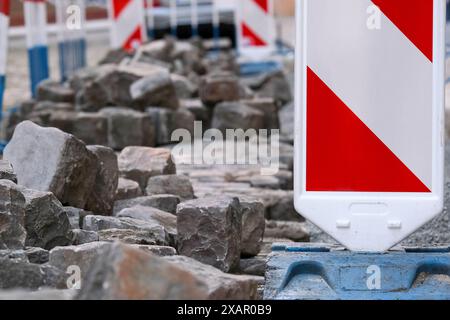 marquage routier autour des travaux de chaussée, un tas de pavés Banque D'Images