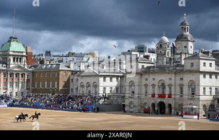 Horse Guards Parade Londres, Royaume-Uni. 8 juin 2024. La revue du colonel du Trooping of the Colour pour la parade d’anniversaire du roi a lieu. Cette répétition officielle de la parade de cérémonie d'État est la dernière revue officielle en uniforme complet des troupes et des chevaux avant de défiler pour la parade officielle d'anniversaire de SM le Roi le 15 juin. Les soldats sont inspectés par le lieutenant-général Sir James Bucknall KCB CBE qui prend le salut, debout pour Catherine, princesse de Galles devant un public bondé. Crédit : Malcolm Park/Alamy Live News Banque D'Images