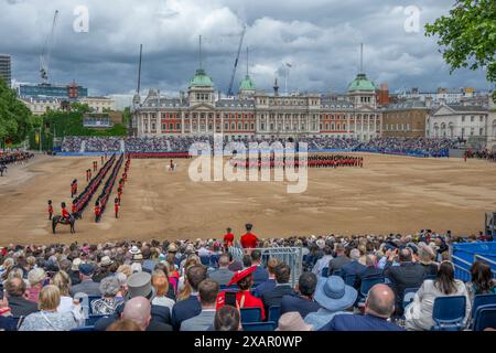 Horse Guards Parade Londres, Royaume-Uni. 8 juin 2024. La revue du colonel du Trooping of the Colour pour la parade d’anniversaire du roi a lieu. Cette répétition officielle de la parade de cérémonie d'État est la dernière revue officielle en uniforme complet des troupes et des chevaux avant de défiler pour la parade officielle d'anniversaire de SM le Roi le 15 juin. Les soldats sont inspectés par le lieutenant-général Sir James Bucknall KCB CBE qui prend le salut, debout pour Catherine, princesse de Galles devant un public bondé. Crédit : Malcolm Park/Alamy Live News Banque D'Images