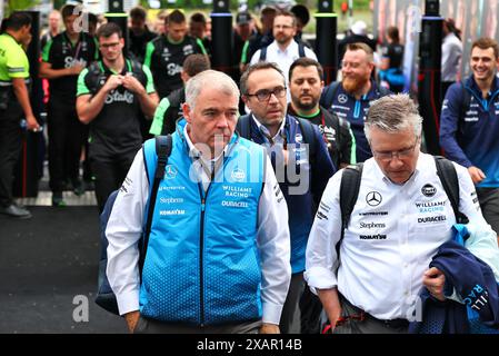 Montréal, Canada. 08 juin 2024. Ambiance du circuit - Dave Redding (GBR) Williams Racing Team Manager et Pat Fry (GBR) Williams Racing Chief Technical Officer entrent dans le paddock à la fin du couvre-feu. Championnat du monde de formule 1, Rd 9, Grand Prix du Canada, samedi 8 juin 2024. Montréal, Canada. Crédit : James Moy/Alamy Live News Banque D'Images