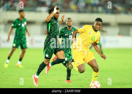 Uyo, Nigeria, 7 juin 2024, Nigeria vs Afrique du Sud. Qualification pour la coupe du monde de la FIFA 2026. Ademola Lookman s'attaque à Sithole Spephelo. Crédit : Victor Modo crédit : Victor Modo/Alamy Live News Banque D'Images