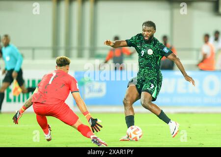 Uyo, Nigeria, 7 juin 2024, Nigeria vs Afrique du Sud. Qualification pour la coupe du monde de la FIFA 2026. Terem Moffi a été refusé par Williams Ronwen. Crédit : Victor Modo crédit : Victor Modo/Alamy Live News Banque D'Images