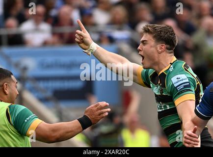 Twickenham Stadium, Londres, Royaume-Uni. 8 juin 2024. Gallagher Premiership Rugby final, Northampton Saints versus Bath ; Tommy Freeman de Northampton Saints célèbre avoir marqué un essai à la 23e minute pour 8-3 à Northampton Saints crédit : action plus Sports/Alamy Live News Banque D'Images