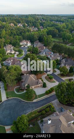 Vue panoramique aérienne d'une subdivision haut de gamme dans la banlieue des USA prise à la verticale. Banque D'Images