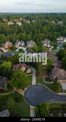 Vue panoramique aérienne d'une subdivision haut de gamme dans la banlieue des USA prise à la verticale. Banque D'Images