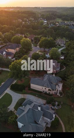 Vue panoramique aérienne d'une subdivision haut de gamme dans la banlieue des USA prise à la verticale. Banque D'Images