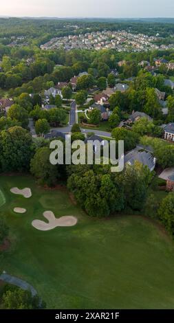 Vue panoramique aérienne d'une subdivision haut de gamme dans la banlieue des USA prise à la verticale. Banque D'Images