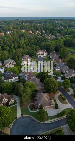 Vue panoramique aérienne d'une subdivision haut de gamme dans la banlieue des USA prise à la verticale. Banque D'Images