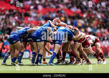 Londres, Royaume-Uni. 08 juin 2024. Les joueurs forment une mêlée lors du match final de la Betfred Challenge Cup Warrington Wolves vs Wigan Warriors au stade de Wembley, Londres, Royaume-Uni, le 8 juin 2024 (photo par Izzy Poles/News images) à Londres, Royaume-Uni le 6/8/2024. (Photo par Izzy Poles/News images/SIPA USA) crédit : SIPA USA/Alamy Live News Banque D'Images