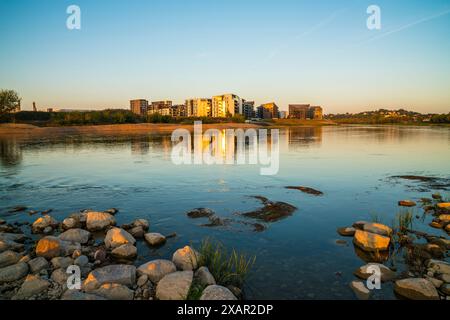 Kaunas, Lituanie, 28 septembre 2023, maisons neuves construites au bord de la rivière paysage naturel de neris et neman eau de la rivière dans la ville de kaunas au coucher du soleil dans chaud Banque D'Images