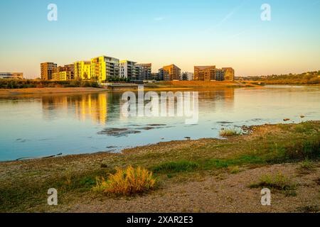 Kaunas, Lituanie, 28 septembre 2023, maisons neuves construites au bord de la rivière paysage naturel de neris et neman eau de la rivière dans la ville de kaunas au coucher du soleil dans chaud Banque D'Images