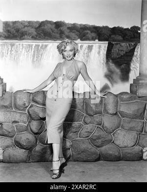 Portrait publicitaire de MARILYN MONROE de NIAGARA 1953 Directeur HENRY HATHAWAY costume Design DOROTHY JEAKINS Twentieth Century Fox Banque D'Images