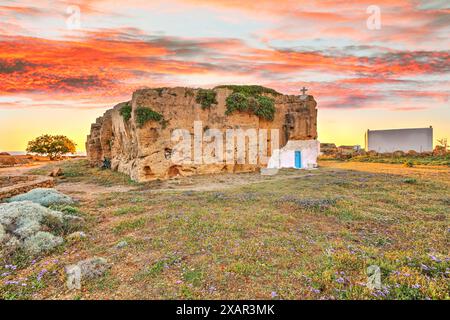 Le lever du soleil à la chapelle Agios Nikolaos près de la plage Pouria de l'île Skyros à Sporades, Grèce Banque D'Images