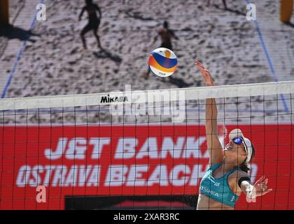 Ostrava, République tchèque. 08 juin 2024. Barbora Hermannova tchèque en action lors du Pro Tour Ostrava match Barbora Hermannova, Marie-Sara Stochlova de la République tchèque vs Ana Patricia Silva Ramos, Eduarda Santos Lisboa (Duda Lisboa) du Brésil à Ostrava, République tchèque, le 8 juin 2024. Crédit : Jaroslav Ozana/CTK photo/Alamy Live News Banque D'Images