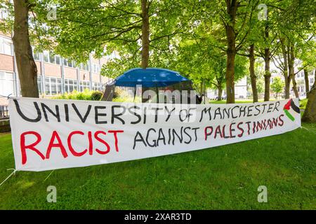 Université de Manchester raciste contre la Palestine. Palestine Gaza proteste contre la guerre à Manchester au Royaume-Uni. Les manifestants ont défilé de St Peter's Square à l'université de Manchester où des étudiants ont occupé le bâtiment Whitworth et installé un camp de tentes sur le campus de l'université de Manchester pour protester contre les contacts de l'université avec Israël. Les bannières comprenaient des messages appelant le Royaume-Uni à cesser d'armer Israël et les électeurs à ne pas voter pour Rishi Sunak et Keir Starmer lors des prochaines élections britanniques. Manchester UK>photo : garyroberts/worldwidefeatures.com Banque D'Images