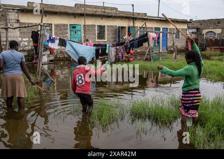 7 juin 2024, Nakuru, Kenya : une famille a vu pêcher devant leurs maisons suite à la montée des eaux du lac Naivasha dans le comté de Nakuru. La montée du niveau du lac Naivasha a déplacé plus de 5 000 personnes dans le domaine de Kihoto, à environ 90 km au nord-ouest de Nairobi, la capitale du Kenya. Ces maisons ont été submergées en raison de l'augmentation des précipitations au cours des deux derniers mois, ce qui a entraîné une élévation du niveau d'eau du lac. Le Département météorologique du Kenya a prédit que davantage de pluie continuerait à tomber et que la situation des inondations pourrait s'aggraver. (Crédit image : © James Wakibia/SOPA images via ZUMA Press W Banque D'Images