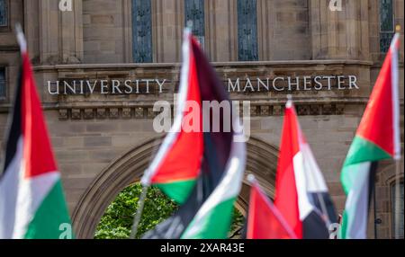 Drapeaux palestiniens devant l'université de Manchester où les étudiants ont occupé des bâtiments. Palestine Gaza proteste contre la guerre à Manchester au Royaume-Uni. Les manifestants ont défilé de St Peter's Square à l'université de Manchester où des étudiants ont occupé le bâtiment Whitworth et installé un camp de tentes sur le campus de l'université de Manchester pour protester contre les contacts de l'université avec Israël. Les bannières comprenaient des messages appelant le Royaume-Uni à cesser d'armer Israël et les électeurs à ne pas voter pour Rishi Sunak et Keir Starmer lors des prochaines élections britanniques. Manchester UK>photo : garyroberts/worldwidefeatures.com Banque D'Images