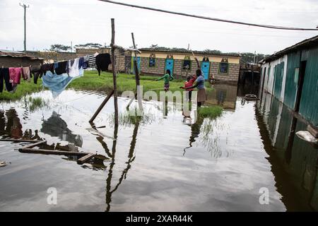 7 juin 2024, Nakuru, Kenya : une famille a vu pêcher devant leurs maisons suite à la montée des eaux du lac Naivasha dans le comté de Nakuru. La montée du niveau du lac Naivasha a déplacé plus de 5 000 personnes dans le domaine de Kihoto, à environ 90 km au nord-ouest de Nairobi, la capitale du Kenya. Ces maisons ont été submergées en raison de l'augmentation des précipitations au cours des deux derniers mois, ce qui a entraîné une élévation du niveau d'eau du lac. Le Département météorologique du Kenya a prédit que davantage de pluie continuerait à tomber et que la situation des inondations pourrait s'aggraver. (Crédit image : © James Wakibia/SOPA images via ZUMA Press W Banque D'Images