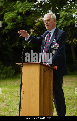 John Astor, troisième baron de Hever, s'exprimant lors de la cérémonie de dévoilement du monument de la paix, le 8 juin 2024 à Hythe, Kent, Royaume-Uni. Banque D'Images