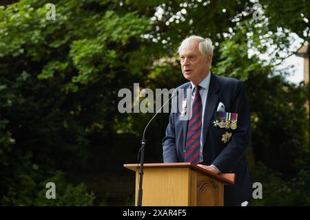 John Astor, troisième baron de Hever, s'exprimant lors de la cérémonie de dévoilement du monument de la paix, le 8 juin 2024 à Hythe, Kent, Royaume-Uni. Banque D'Images