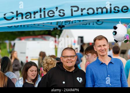 Church Lane, Milford. 08 juin 2024. Le chancelier, Jeremy Hunt, à la fête d'été de Milford près de Godalming dans le Surrey, montrant son soutien à l'association caritative nouvellement formée 'Charlie's Promise'. M. Hunt est vu en photo avec Martin Cosser, le père de Charlie Cosser, qui a été mortellement poignardé lors d'une fête de fin de mandat à Warnham en juillet 2023. Crédit : james jagger/Alamy Live News Banque D'Images