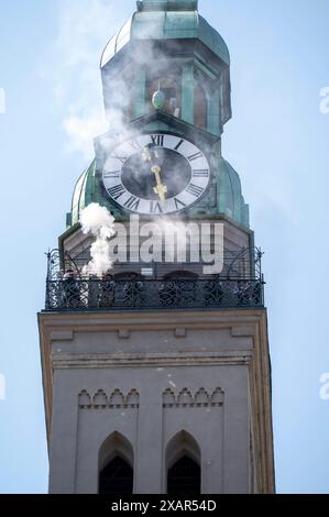 Eroeffnung des 866. Stadtgeburtstags mit Oberbuergermeister Dieter Reiter und der Muenchner Stadtwache , Boellerschuetzen feuern Salut auf dem Turm der Peterskirche *** ouverture du 866e anniversaire de la ville avec le maire Dieter Reiter et la garde de Munich , Boeller Guards salut de feu sur la tour de l'église Peters Banque D'Images